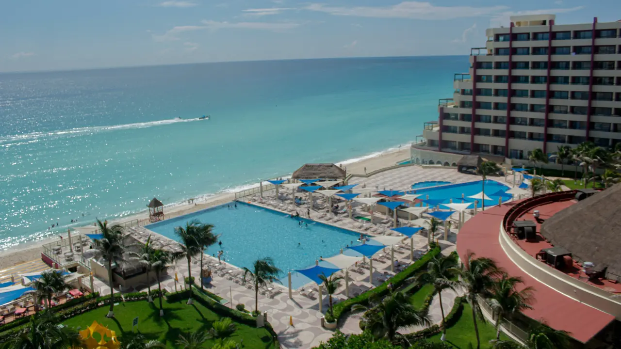 Aerial view of a hotel and the sea in the Cancún Hotel Zone