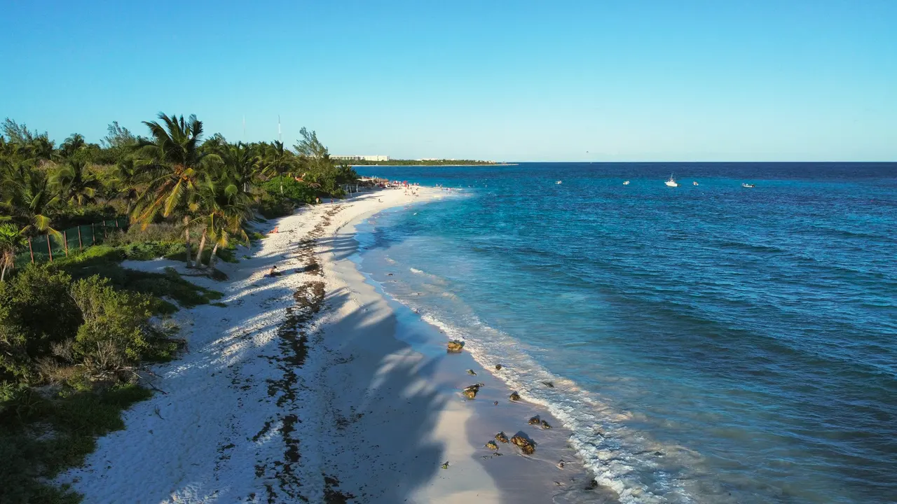 White-sand beach and turquoise sea in Playa del Carmen