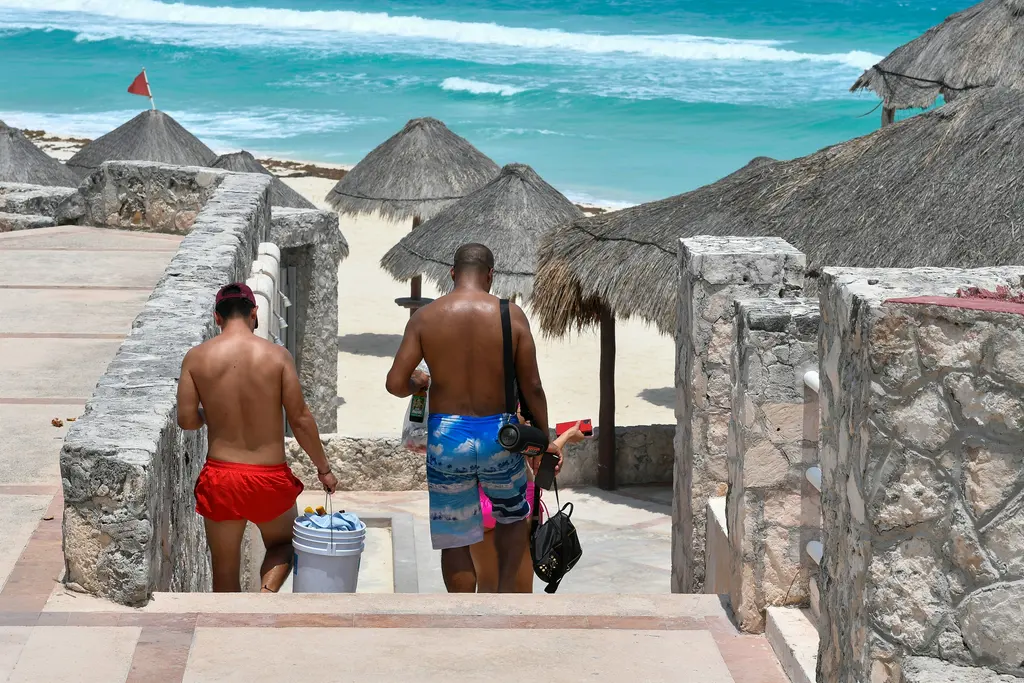 Travelers heading down to the beach with their bags in the Cancún Hotel Zone
